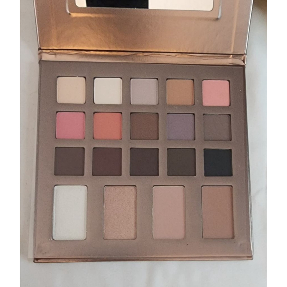 Billy B X Gallany Eyeshadow and Face Palette. New